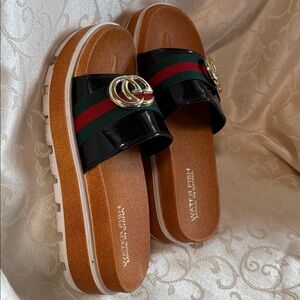 Water Fish Black and Red Slide Sandals on a 1 1/2” platform Gold Logo Sz 7